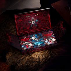 El Stranger Things Playing Cards Box Set (3 Decks) es una colección premium de cartas inspirada en la famosa serie de Netflix. El estuche exterior de estas barajas te transporta directamente al mundo del Upside Down