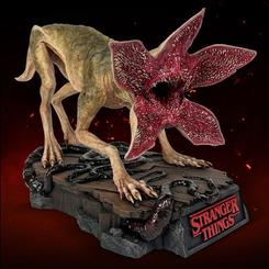 ¡El terror del Mundo del Revés llega a tu colección con la Estatua 1/4 Demodog de Stranger Things! Esta impresionante estatua, oficial, captura al temible Demodog en una pose amenazante, con la boca abierta