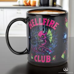 Déjate sorprender por la magia de Stranger Things con la taza sensitiva al calor del Hellfire Club. Esta taza de 320 ml es mucho más que una simple taza: al verter tu bebida caliente favorita, el dibujo en la taza cambia misteriosamente
