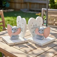 Delicadeza que ordena y decora: el Sujetalibros Dumbo Disney de la colección Magical Beginnings muestra a Dumbo en dos escenas 3D ante soportes en forma de corazón con el mensaje “Let the Adventure Begin”