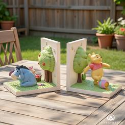 Un trocito del Bosque de los Cien Acres aterriza en tu estantería con este Sujetalibros Winnie the Pooh Disney: dos escenas en 3D de Pooh, Ígor y Piglet que aportan calidez y orden a cualquier rincón del hogar. 
