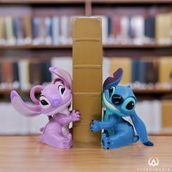 Presentamos nuestros Sujetalibros de Stitch y Angel, el adorno perfecto para cualquier estantería. Esta pareja meticulosamente elaborada captura brillantemente la dinámica juguetona del icónico dúo.