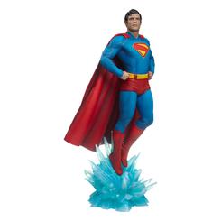 Acero azul en pleno vuelo: la Superman (2025) Premium Format Statue de 61?cm captura a Clark Kent elevándose sobre la Fortaleza de la Soledad, con la capa ondulando y la mirada fija en un horizonte de justicia 