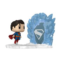 Sumérgete en el corazón invernal de la Fortaleza de la Soledad junto a Superman con esta exclusiva figura POP! Moment de 16,5 cm, que captura al Hombre de Acero suspendido en vuelo sobre un suelo