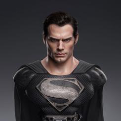 Queen Studios ha creado y diseñado dos versiones del busto a escala 1/1 de Superman. Una es de Man of Steel (2013) y la otra de Justice League (2017). Ambas recrean con increíble precisión a Superman