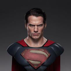 Queen Studios ha creado y diseñado dos versiones del busto a escala 1/1 de Superman. Una es de Man of Steel (2013) y la otra de Justice League (2017). Ambas recrean con increíble precisión a Superman