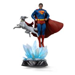 Elevando la grandeza de la Casa de El a nuevas alturas, esta estatua Art Scale 1/10 de Superman y su leal compañero Krypto alcanza una altura aproximada de 32 cm, cada centímetro esculpido en resina de alta calidad 