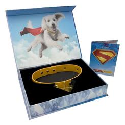 Réplica 1/1 del collar de Krypto del universo de Superman, fabricada por Factory Entertainment. Mide aproximadamente 29 cm y se presenta como una edición limitada.