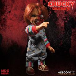 Chucky regresa más despiadado que nunca con esta figura parlante de la línea Mezco Designer Series, inspirada en Child’s Play 3. Con una altura aproximada de 38 cm, esta versión muestra su icónico “rostro de pizza”,