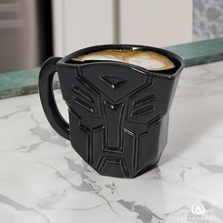 ¡Transforma tus momentos de bebida con la Taza Oficial del logo de los Autobots de Hasbro! Esta taza única lleva la esencia de Transformers a tu rutina diaria, proporcionándote una experiencia única mientras disfrutas de tu refresco, café u otra bebida fa