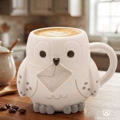 La Taza 3D Hedwig Harry Potter 350 ml convierte cualquier desayuno, pausa de café o rincón de colección en un pequeño homenaje al universo mágico más querido del cine. 