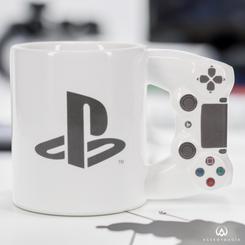 Experimenta la pasión por los videojuegos con la Taza 3D PlayStation Mando DS4. Esta taza te invita a llevar la emoción de tus juegos favoritos directamente a tu rutina diaria, sin necesidad de adentrarte en detalles complejos.