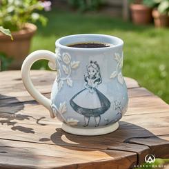 Azul pastel que enamora a primera vista: la Taza Alicia – Alicia en el País de las Maravillas Disney abraza tus pausas con ilustraciones clásicas en relieve y un diseño envolvente que rinde homenaje al jardín de flores parlantes.