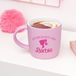 Añade un toque de nostalgia a tus mañanas con la Taza Barbie Clásica. Con una capacidad de 400 ml, esta encantadora taza está fabricada en cerámica, perfecta para disfrutar de tus bebidas favoritas con estilo.
