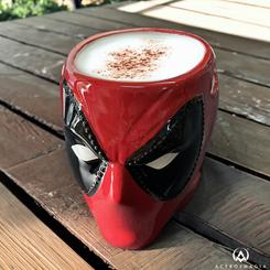 Descarada taza oficial en forma de la máscara de Deadpool basada en la saga de Deadpool. Esta preciosa taza está realizada en cerámica con una capacidad aproximada de 350 ml. 