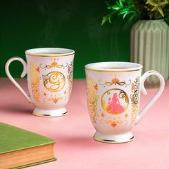 Eleva tu próxima pausa con bebida caliente con la encantadora Wicked Mug. Esta taza de cerámica de 250 ml presenta un diseño en tonos rosa y dorado inspirado en Glinda,