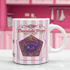 Lleva la magia de Honeydukes a tu hogar con esta taza oficial de Warner inspirada en la saga de Harry Potter. El icónico escudo de Honeydukes, la tienda de dulces más famosa de Hogsmeade, adorna esta taza de cerámica con un diseño excepcional.