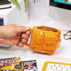 Un golpe de fuerza inigualable acompaña cada sorbo con la Taza en forma de puño de La Cosa, inspirada en los Cuatro Fantásticos, que fusiona la robustez del héroe con la practicidad de una cerámica de 500 ml.