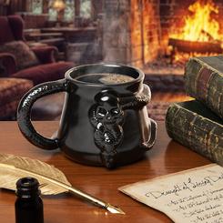 Una atmósfera envolvente y poderosa emana de esta imponente taza inspirada en las Artes Oscuras del universo Harry Potter. Con un diseño oscuro y elegante, esta pieza de cerámica negra presenta el icónico símbolo de la Marca Tenebrosa