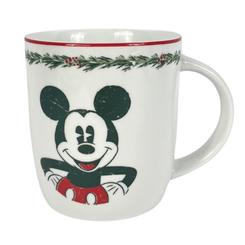 Brindis cálido con aroma a Navidad en cada sorbo. Esta taza de cerámica de Mickey Mouse luce un diseño clásico con efecto ligeramente vintage, borde rojo y guirnalda de acebo que enmarca la ilustración