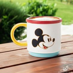 Disfruta de tus bebidas favoritas con la taza Disney Mickey Mouse "Hi'ya pal!" de 620 ml. Esta encantadora taza de cerámica presenta la cara sonriente de Mickey Mouse en el frente y su mano enguantada haciendo el signo de la paz
