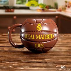 Celebra la historia y pasión por el fútbol con esta taza 3D del Real Madrid en forma de balón de fútbol inspirado en el diseño clásico de 1902. Su diseño único rinde homenaje al nacimiento de uno de los clubes más icónicos del mundo