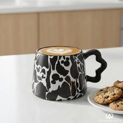 Icono eterno en cada sorbo. Esta taza Mickey Disney en dolomita con acabado mate eleva tu ritual de café o té con un diseño de efecto craquelado donde aparecen, como destellos gráficos