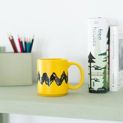Disfruta de tus momentos de café o té con la encantadora Taza Snoopy Charlie Brown. Esta taza de cerámica, con una capacidad de 350 ml, es perfecta para alegrar tus mañanas y añadir un toque de diversión a tu rutina diaria.