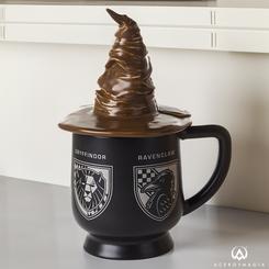 Elige esta taza de Harry Potter para disfrutar de tu café, sidra especiada o té. Esta taza con tapa parlante del Sombrero Seleccionador presenta los cuatro escudos de las casas de Hogwarts