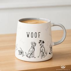 Un diseño minimalista con encanto Disney para el día a día: la taza Woof Cats & Dogs Disney convierte cada café o té en un momento más agradable gracias a su ilustración en blanco y negro con trazos tipo boceto