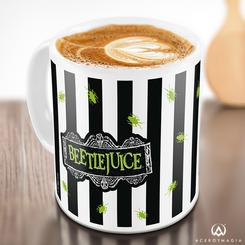 Añade un toque de extravagancia a tus mañanas con la taza de Beetlejuice. Con una capacidad de 340 ml, esta taza está fabricada en porcelana de alta calidad y es apta para lavavajillas y microondas