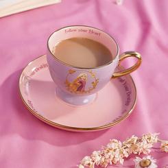 Encanto pastel que conquista a primera vista: este juego de taza y platillo de Rapunzel combina rosa y morado con ribetes dorados en asa y borde, e incluye una ilustración delicada de la princesa y el mensaje “Follow your heart” 