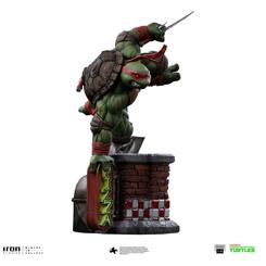 La estatua Raphael Tortugas Ninja en escala 1/10 transmite toda la energía salvaje, el carácter impulsivo y la fuerza visual de uno de los personajes más queridos de Teenage Mutant Ninja Turtles.