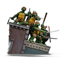 Con un diseño que rinde homenaje al estilo original de Kevin Eastman, esta estatua Art Scale 1/10 de las Teenage Mutant Ninja Turtles captura a las cuatro tortugas en plena acción sobre una cornisa urbana