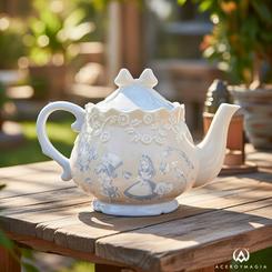 Un guiño elegante al té más famoso de la literatura: esta tetera Alicia en el País de las Maravillas de cerámica combina un tono marfil con azul suave, relieves de rosas que recorren la parte superior y un dulce lazo en la tapa