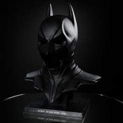 Conmemora la icónica trilogía de The Dark Knight con esta impresionante réplica a escala 1:1 del cowl de Batman. Inspirado en el legendario protector de Gotham, este casco captura cada detalle del diseño original que usó Bruce Wayne 