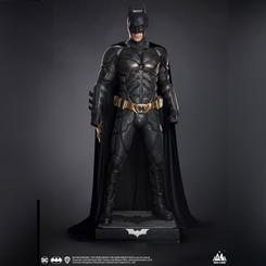 ¡Prepárate para experimentar la grandeza de Batman como nunca antes! Presentamos la estatua a tamaño real The Dark Knight Batman Premium Edition, una obra maestra inigualable que captura la esencia de la interpretación de Christian Bale como el Caballero 