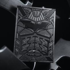 Entra en el universo de Gotham con la baraja de cartas oficial de *The Dark Knight Trilogy*. Esta colección de naipes de primera calidad, cuidadosamente diseñada, es ideal para tus partidas de póquer más emocionantes.
