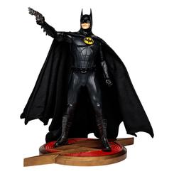 La estatua de Batman (Michael Keaton) de 30 cm de la película de The Flash es una verdadera obra de arte para cualquier coleccionista de DC Comics. Hecha de resina moldeada en frío, esta estatua cuenta con un detalle de escultura