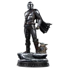 La nieve bajo las botas parece crujir antes de que empiece la acción: la estatua The Mandalorian y Grogu Legacy Replica 1/4 impone presencia desde cualquier ángulo. Su escala generosa transforma a la pareja protagonista en una pieza de exposición