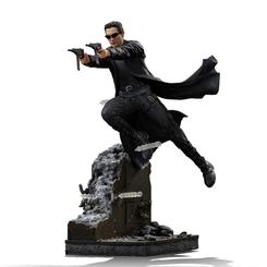 Icono ciberpunk en pleno movimiento: The Matrix Art Scale Statue 1/10 Neo de Iron Studios captura el gesto inconfundible del Elegido con un esculpido dinámico y un parecido fiel que transmite tensión