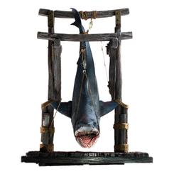 El terror marino más icónico del cine regresa con fuerza en esta espectacular maqueta a escala 1/12 del Tiburón colgante, una pieza de calidad de museo creada por Elite Creature Collectibles en homenaje a los 50 años de Jaws