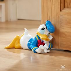 Actitud traviesa que también mantiene la puerta en su sitio: el Disney Donald Duck Decorative Doorstop aporta color y humor al pasillo o la habitación con un modelado en resina de gran detalle y acabado brillante que luce impecable
