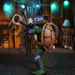 Enriquece tu colección con la figura Ultimate Donatello VHS, inspirada en la icónica serie de dibujos animados de las Tortugas Ninja. Esta figura articulada, de aproximadamente 18 cm de altura