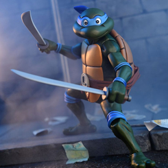 Añade un toque de liderazgo y valentía a tu colección con la figura Ultimate Leonardo VHS, inspirada en la clásica serie de dibujos animados de las Tortugas Ninja. 