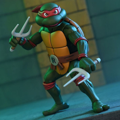 Revive la nostalgia de la serie clásica de las Tortugas Ninja con la figura Ultimate Raphael VHS. Con una altura aproximada de 18 cm, esta figura articulada captura a la perfección la esencia del valiente y temperamental Raphael.