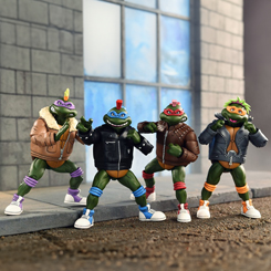 Transforma tu colección con el paquete de 4 figuras articuladas de Punk Turtles, inspirado en la clásica serie de dibujos animados de las Tortugas Ninja. Estas figuras, con una altura aproximada de 18 cm