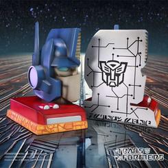 ¡Organiza tus libros con estilo heroico gracias a los Sujetalibros de Optimus Prime de Transformers! Estos increíbles sujetalibros oficiales presentan a Optimus Prime en su clásica forma G1