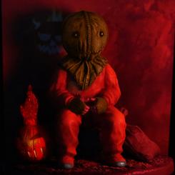 Estatua diorama de Sam de Trick 'r Treat de 18 cm, realizada en poliresina y pintada a mano. La versión Deluxe incluye dos cabezas intercambiables, calabaza con iluminación LED y fondo impreso.