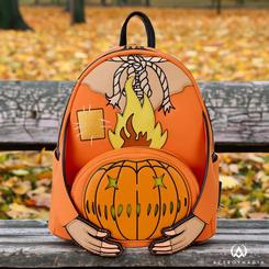 Añade un toque escalofriante a tu estilo con la mochila mini Flaming Head de *Trick 'R Treat* by Loungefly. Con un diseño que captura a la perfección la esencia de la famosa película